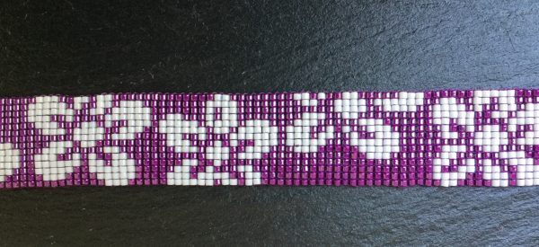 Paarse armband met grote witte bloemen - Afbeelding 2