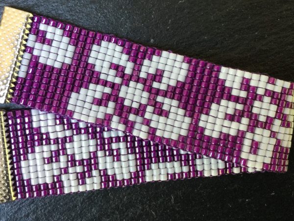 Paarse armband met grote witte bloemen