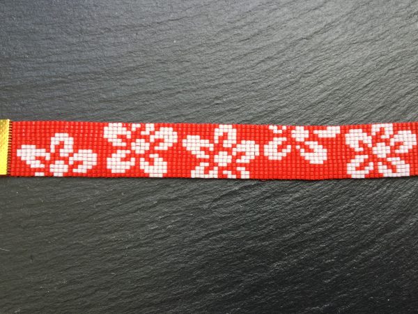 Rode armband met grote witte bloemen - Afbeelding 2