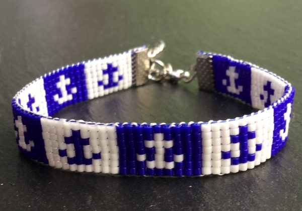 Kralenarmband met ankers in blauw en wit