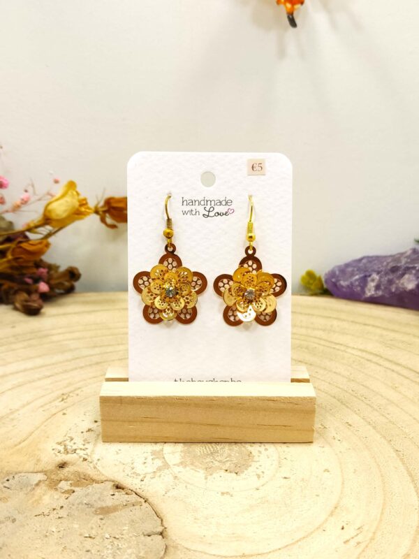 Goudkleurige bloem oorbellen met strass