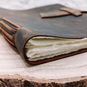 Handgemaakt lederen notitieboek met handgeschept papier