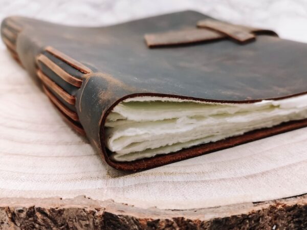 Handgemaakt lederen notitieboek met handgeschept papier
