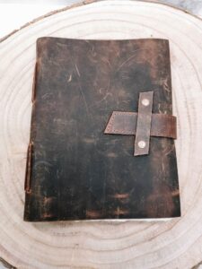 Handgemaakt lederen notitieboek met handgeschept papier