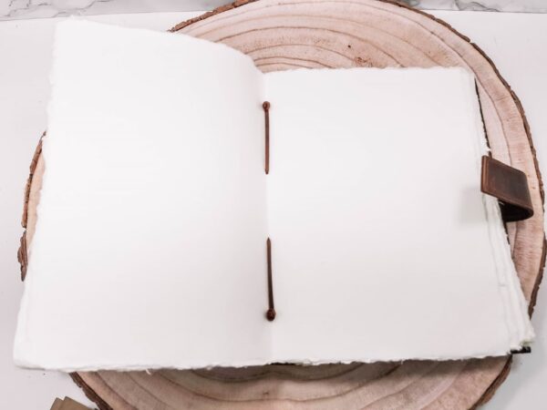 Handgemaakt lederen notitieboek met handgeschept papier