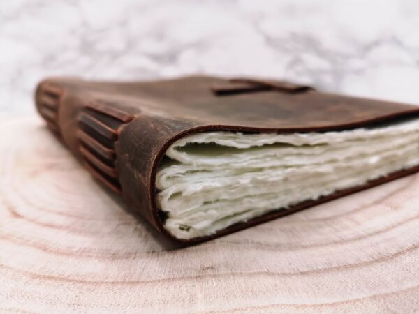 Handgemaakt lederen notitieboek met handgeschept papier