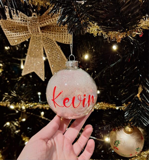 Gepersonaliseerde glazen kerstbal met naam - Afbeelding 2