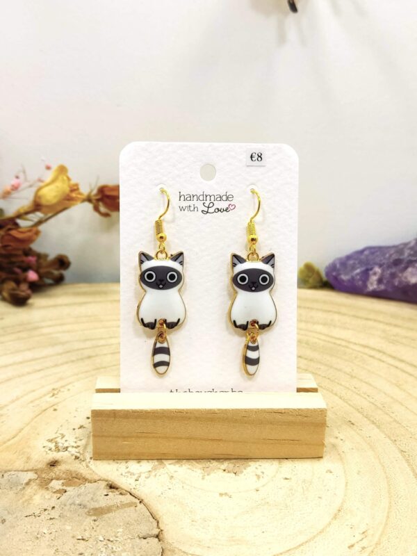 Oorhangers witte kat