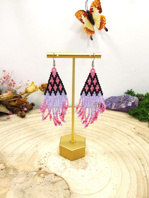 Franje oorhangers in roze, paars en zwart