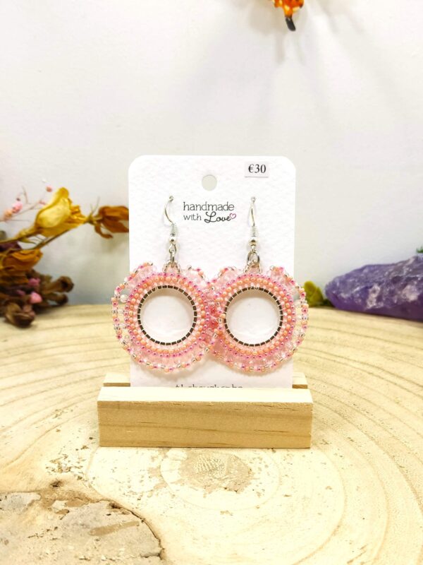 Ronde oorhangers met roze facetkralen