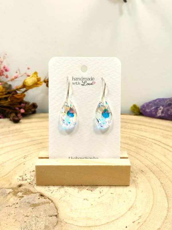 Witte druppelvormige Swarovski oorhangers